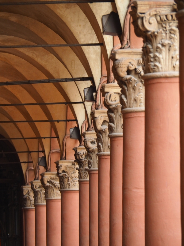 Capitelli portico Piazza Santo Stefano - AlessandraLuna