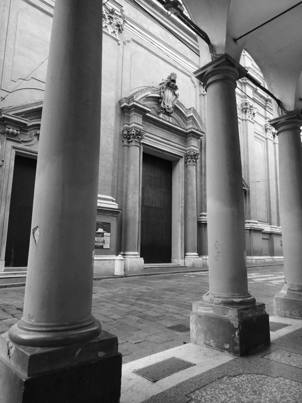 Bologna - Vista dai Portici di Via Indipendenza della Basilica di San Pietro - Sansavini Loredana