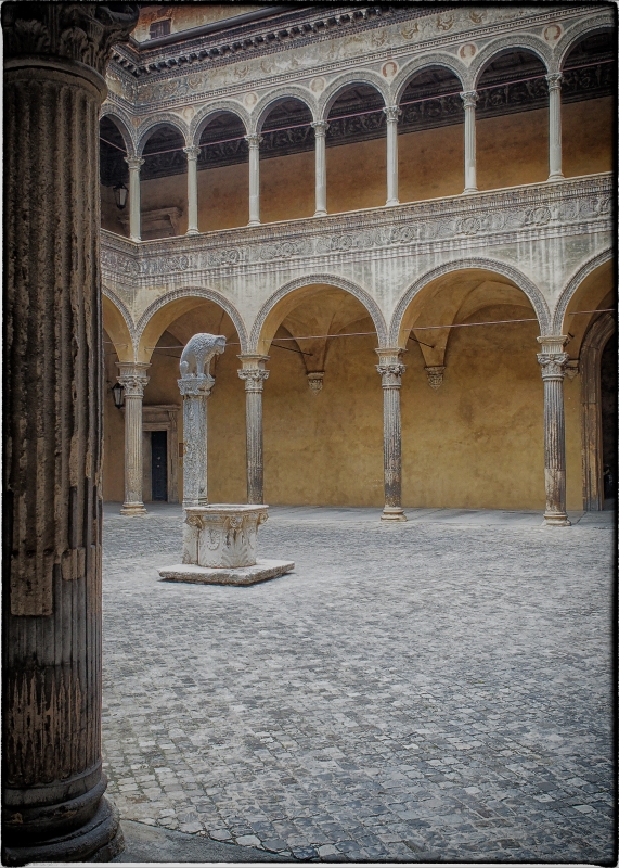 Chiostro del Palazzo Ariosti Bevilacqua - Claudio alba