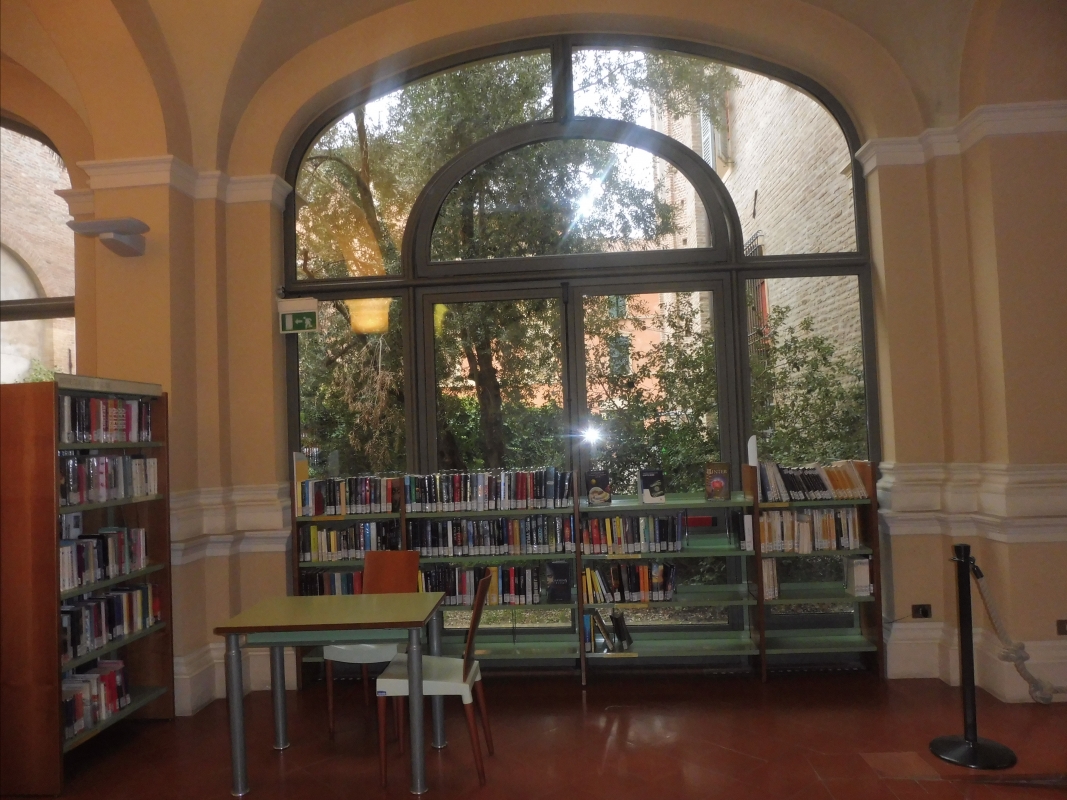 Biblioteca Comunale - dettaglio libreria vetrata - Maurolattuga