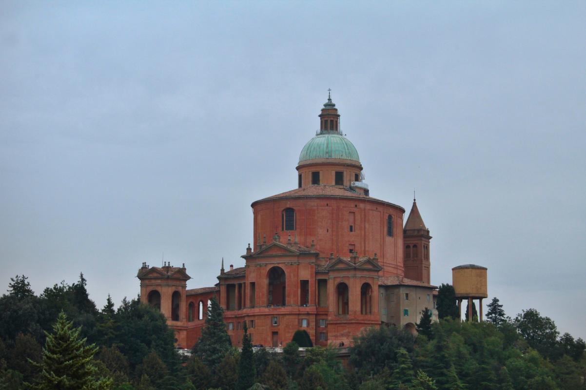 Santuario della Madonna di San Luca visto in lontananza dalla strada - PhotoNp