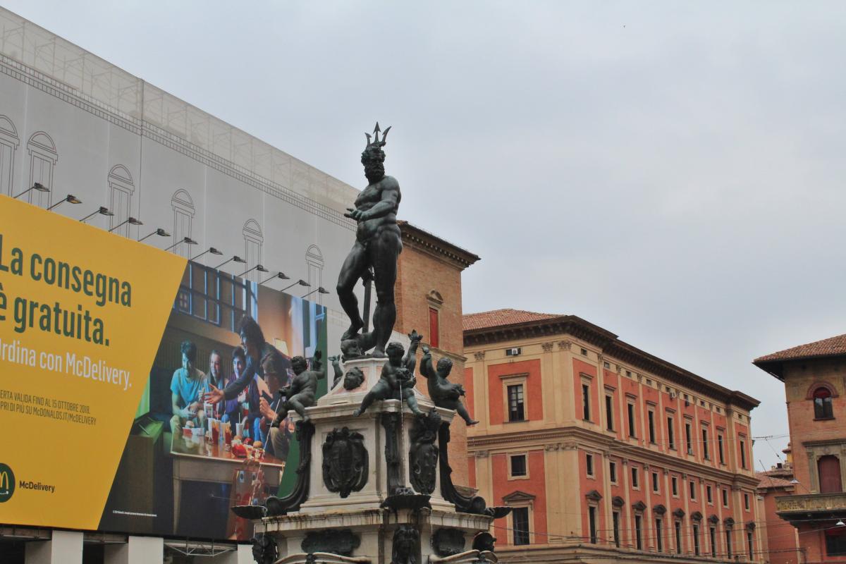 Statua del Nettuno Bologna con pubblicità - PhotoNp