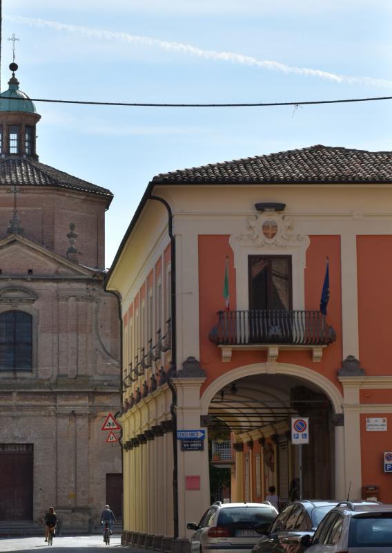 Medicina Palazzo Comunale con sfondo Chiesa del Crocifisso - MoniaM.photo