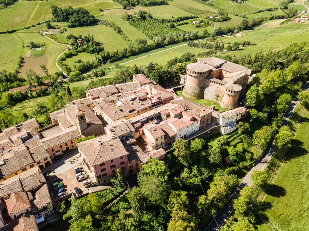 Vista aerea del borgo di Dozza con la Rocca Sforzesca sulla destra - ENIT SpA