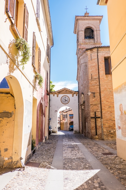 Dozza, via XX Settembre; a destra, la Chiesa dell'Assunzione di Maria Vergine - ENIT SpA