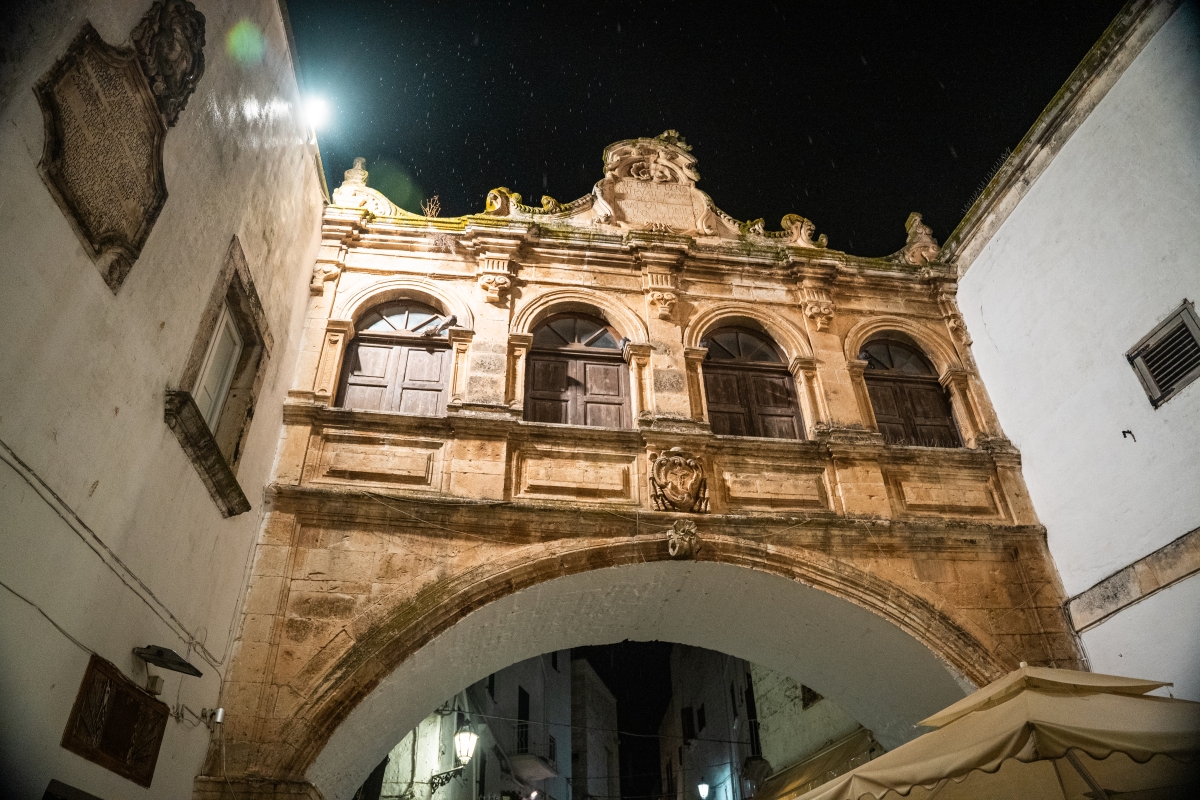 L'Arco Scoppa di Ostuni di notte - ENIT SpA