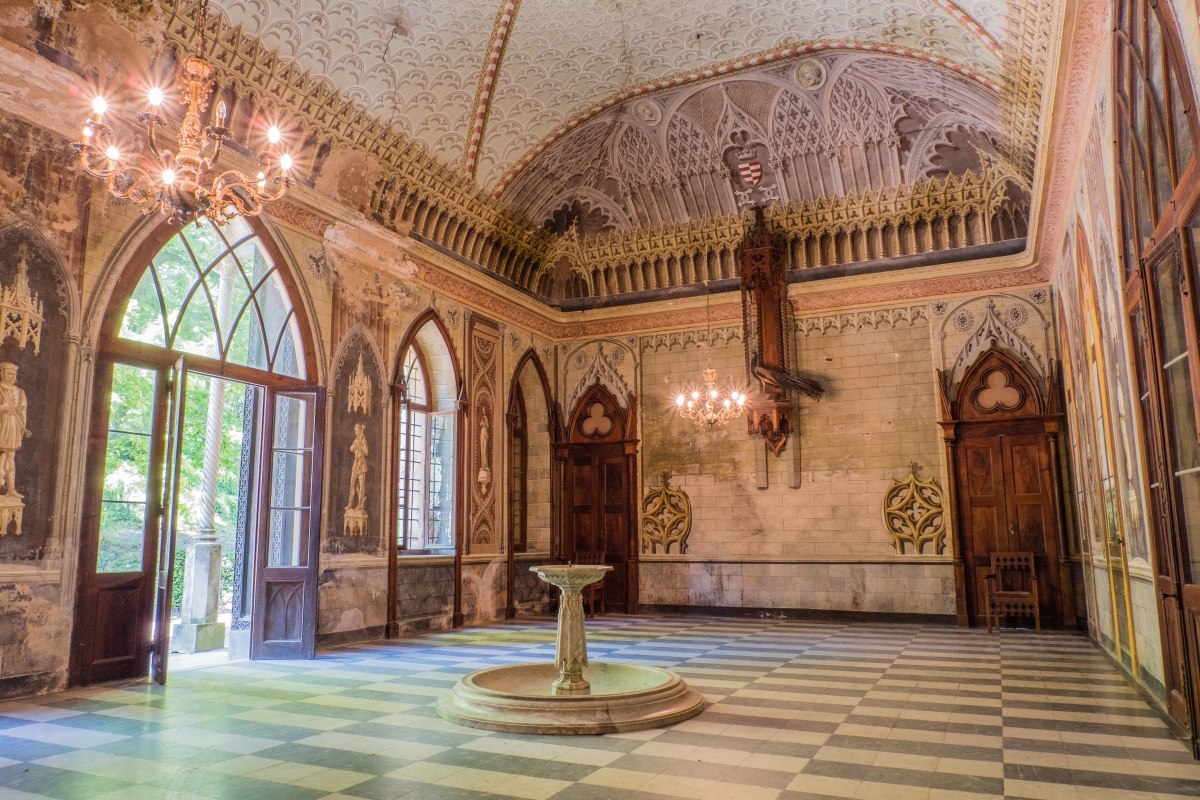 Roccolo Castle - hall with a fountain - ENIT SpA