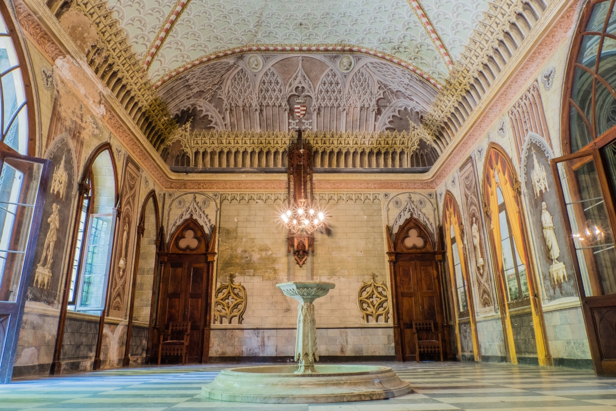 Castello del Roccolo - sala con fontana - ENIT SpA