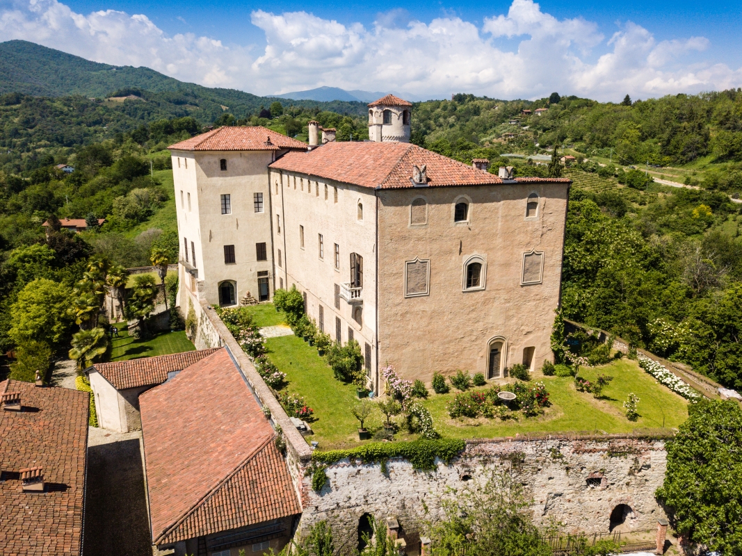 Castello della Manta, vista aerea - ENIT SpA