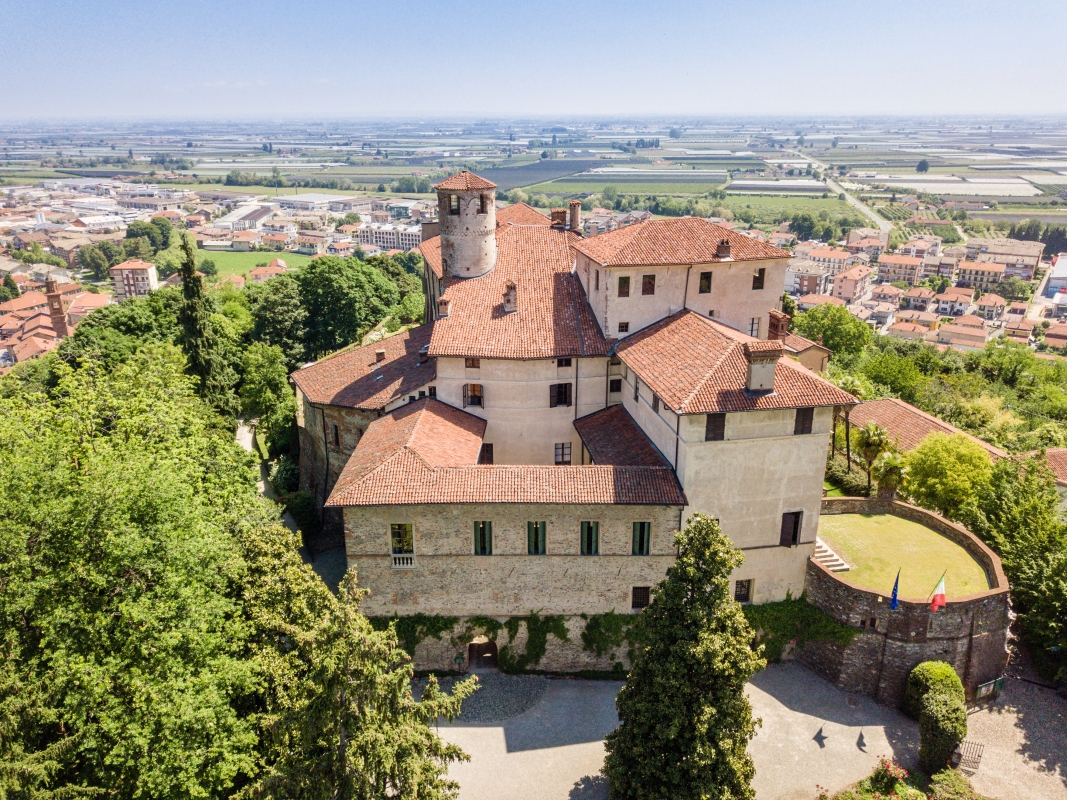 Vista aerea del Castello della Manta - ENIT SpA
