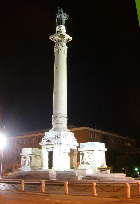 Monumento ai Caduti, vista notturna. - Andrea savorelli