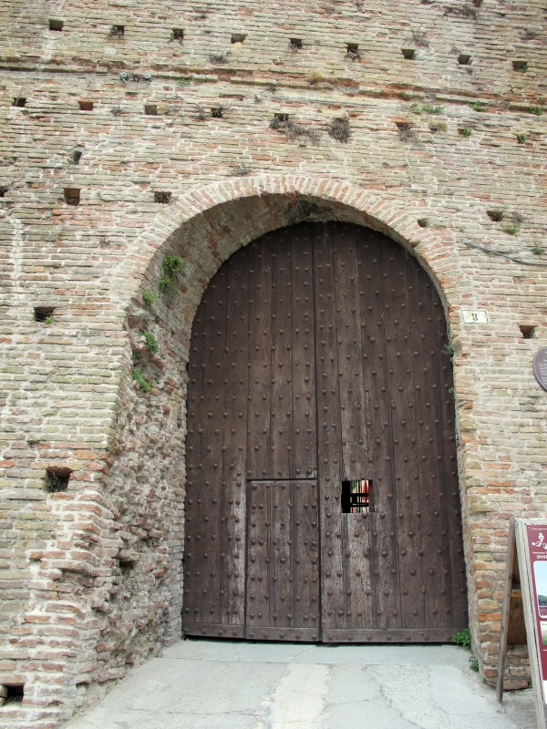 Cesena, rocca malatestiana, ingresso al torrione di sant'agostino 02 strombatura - Sailko