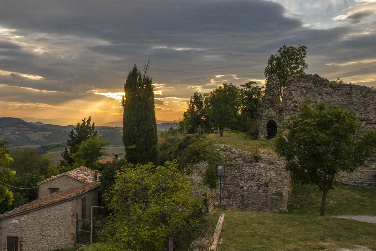 S.Giovanni in Galilea, resti della Rocca Malatestiana, al tramonto - Marco della pasqua