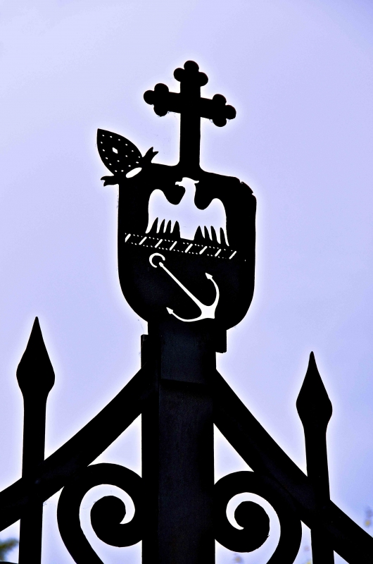 Simbolo ecclesiale sul cancello della Rocca - Caba2011