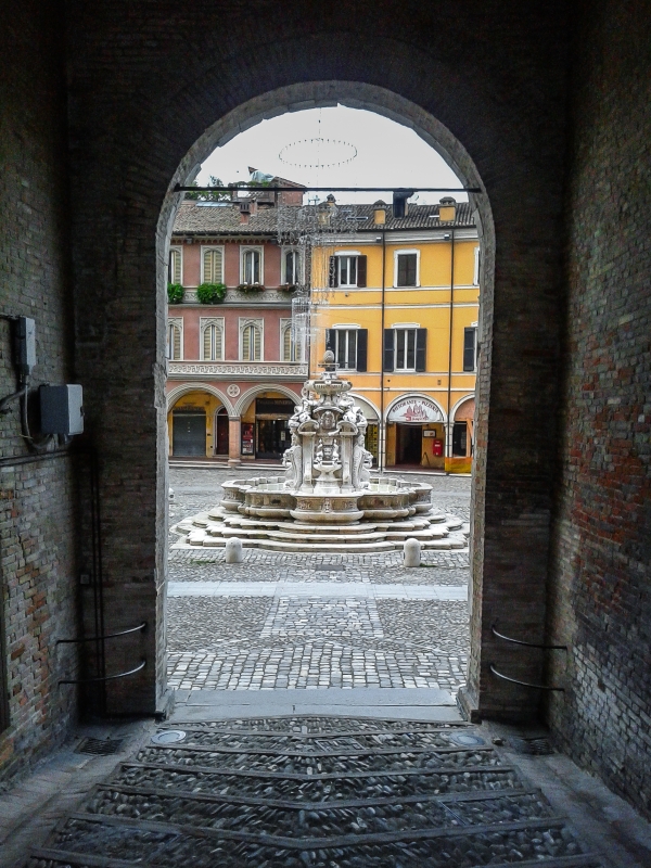 Fontana Masini dalla scalinata del palazzo del Comune - Soniatiger