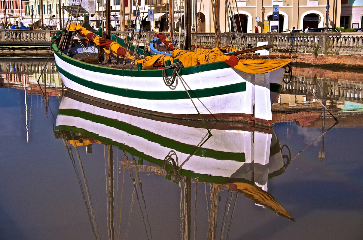 Imbarcazione storica in porto - Caba2011
