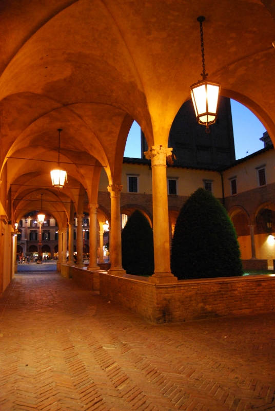 Archi nel chiostro della Basilica di San Mercuriale - Chiari86