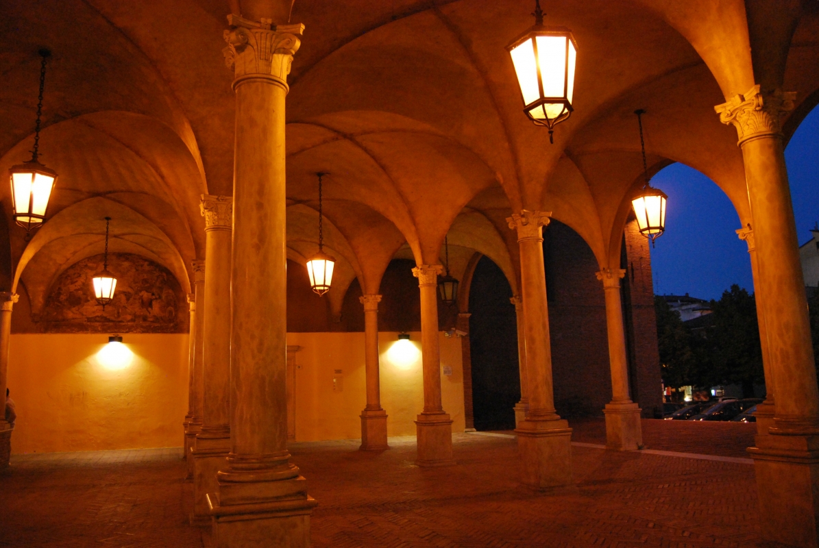 Architetture del chiostro di San Mercuriale illuminate - Chiari86