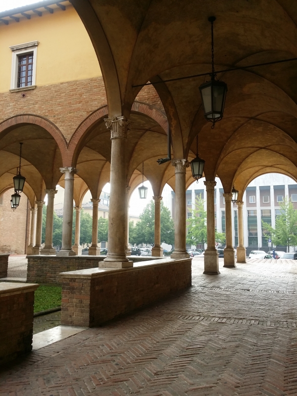 Gli archi e le colonne del chiostro della Basilica di San Mercuriale - Chiari86