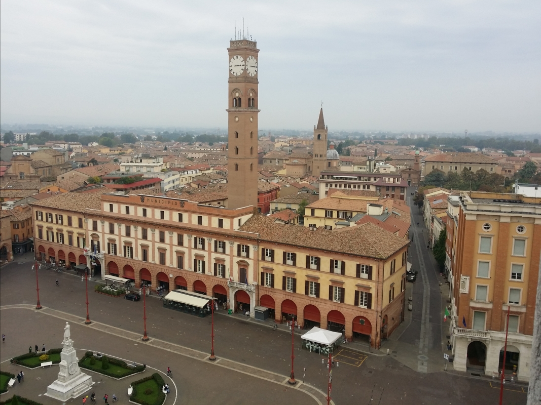 Vista della piazza Saffi di Forlì con il suo Palazzo Comunale e la sua Torre Civica - Chiari86