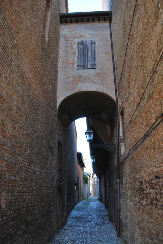 Il caratteristico vicolo storico di Forlì. Vicolo Gaddi - Chiari86