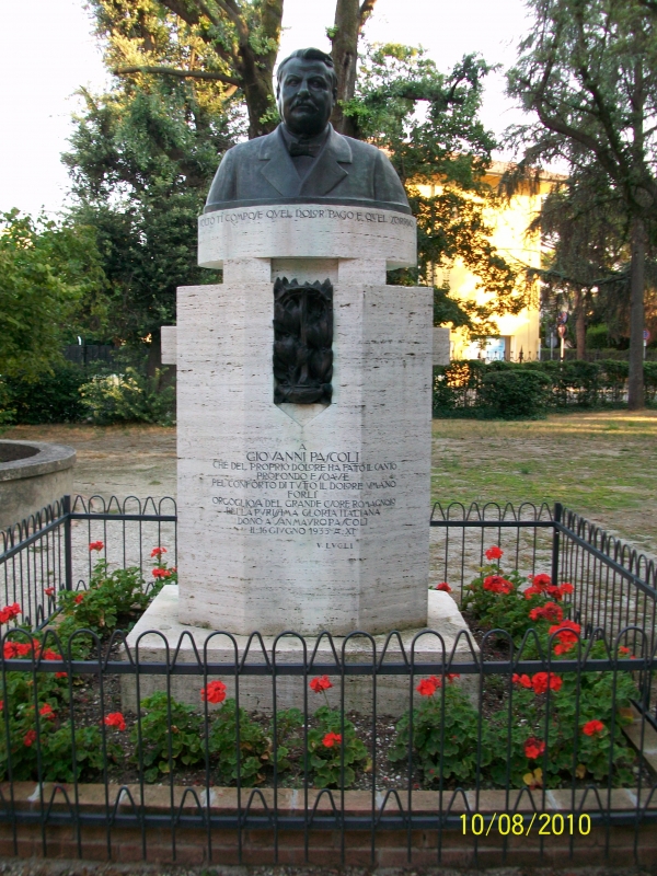 Monumento a Giovanni Pascoli nel giardino della casa - Pincez79