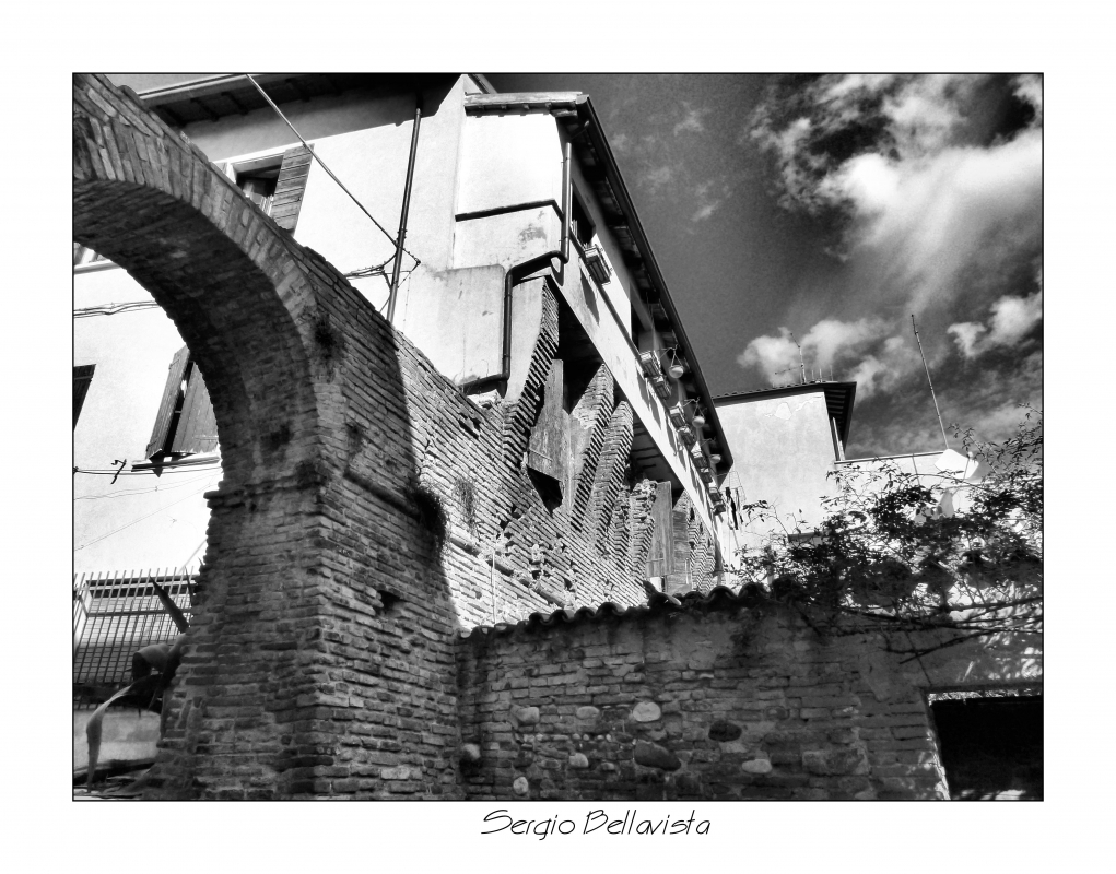 Arco di piazza Castello e antiche mura del castello - Sergio bellavista