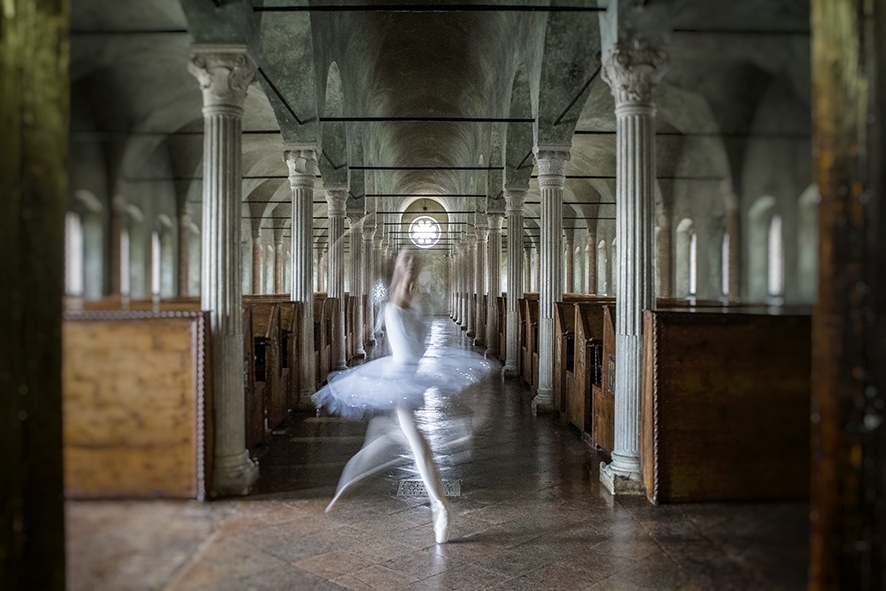 Tratto da una mostra fotografica "emozioni in movimento" ballerina nell'aula del Nuti - Boma65 Boschetti Marco