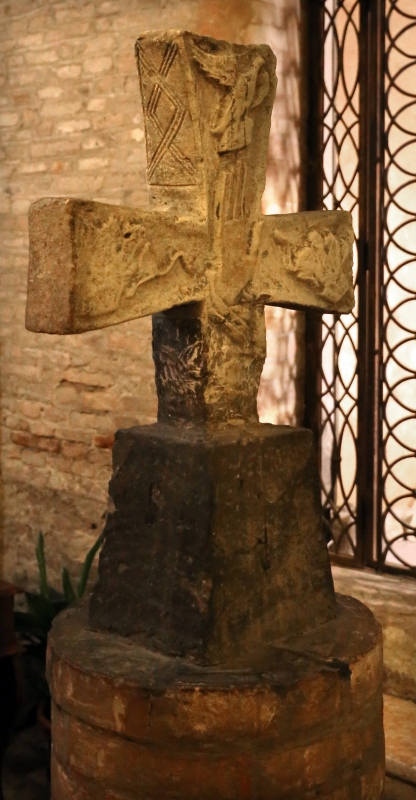 Forlì, san mercuriale, interno, croce altomedievale scolpita con mani benedicenti, dal cimitero parrocchiale di Castiglione - Sailko