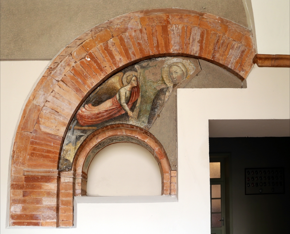 Forlì, santa maria dei servi o san pellegrino, capitolo, frammento di angelo reggicortina e madonna, xiv secolo - Sailko