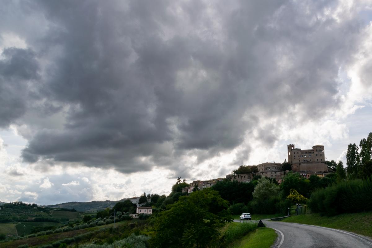 Castello Malatestiano di Longiano sulla sua vallata - Matteo Panzavolta