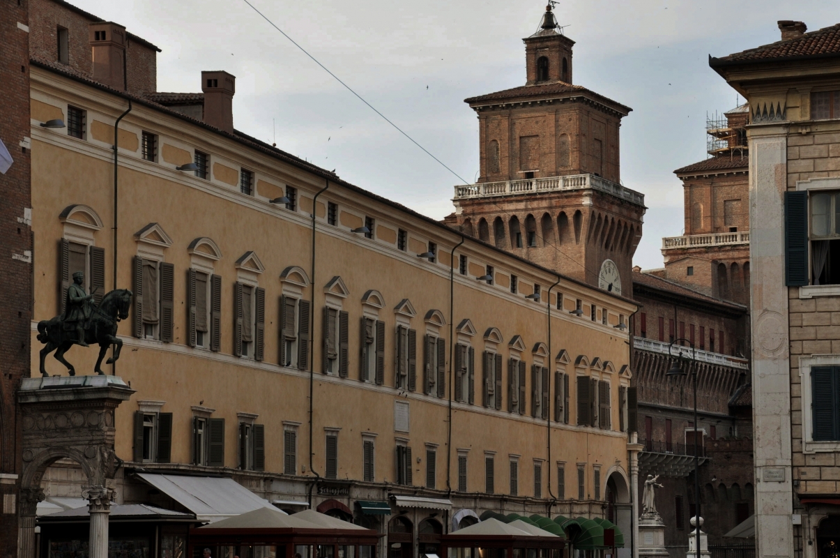 Una veduta della torre vista dalla piazza - Caliandro