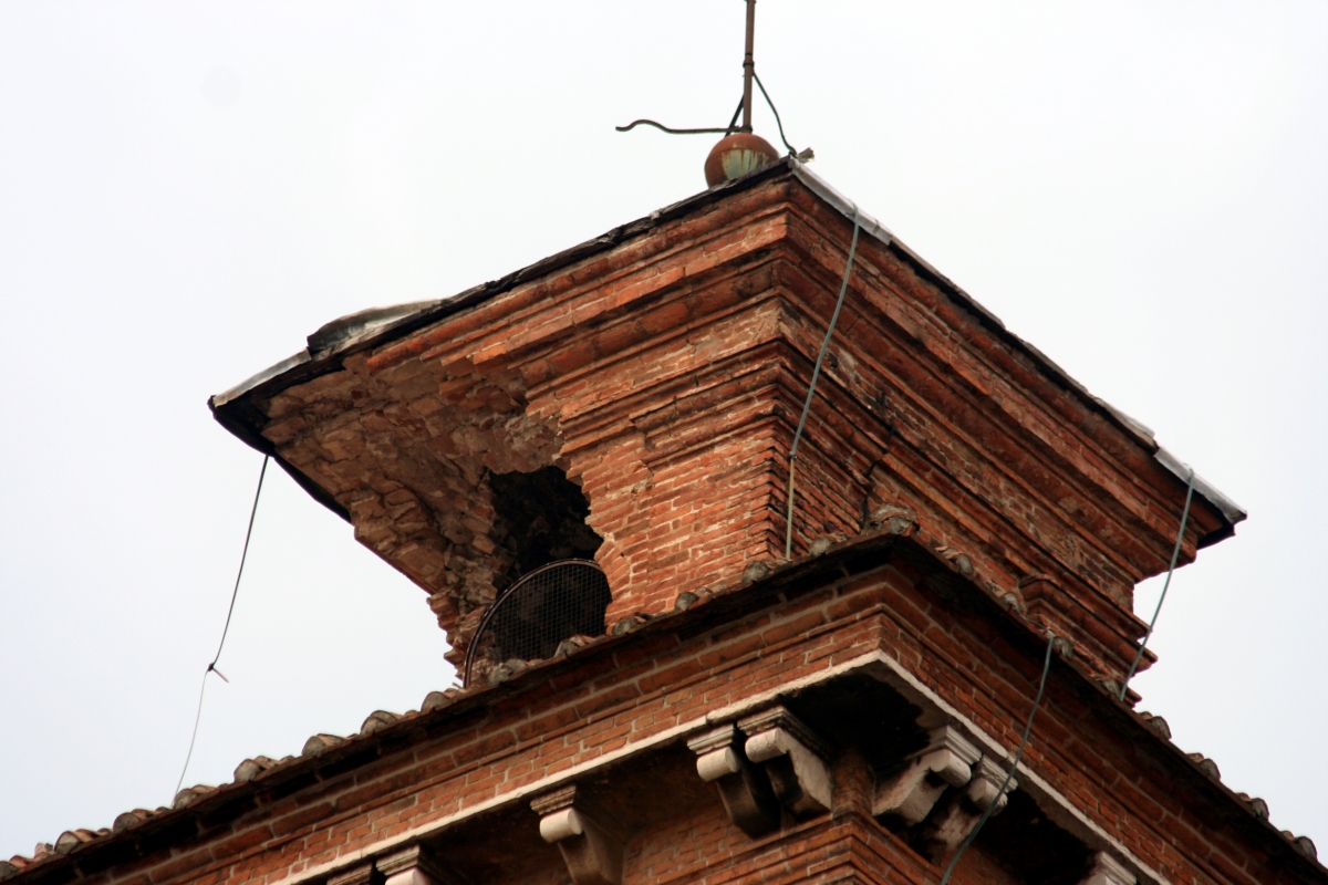 Particolare della torre dei leoni visto da Corso Giovecca il 20 maggio 2012 - Dia1959