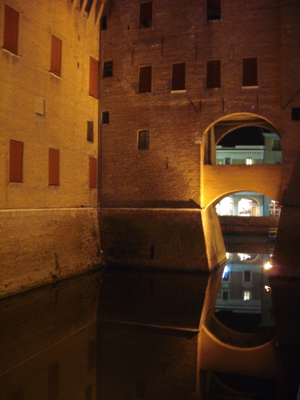 Castello e fossato by night - Ilenia Atzori