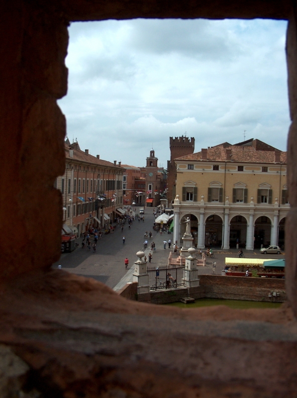 CASTELLO ESTENSE - Vista su Piazza Savonarola e Corso Martiri della Libertà - Gata da Plar