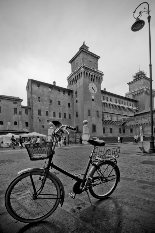 Castello e bicicletta, i simboli di Ferrara - Filippo Pollastri
