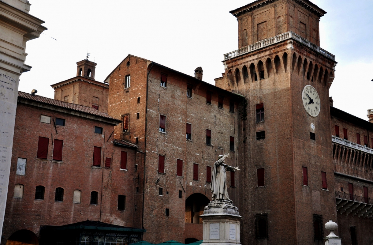 Il castello estense in primo piano il monumento a Savonarola. - Caliandro