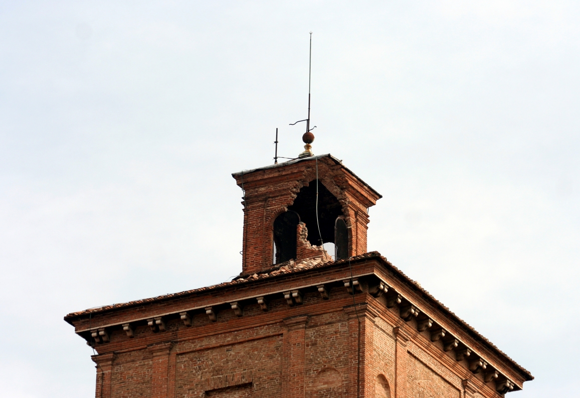 Particolare della torre dei leoni visto da Corso Martiri della Libertà il 20 maggio 2012 - Dia1959