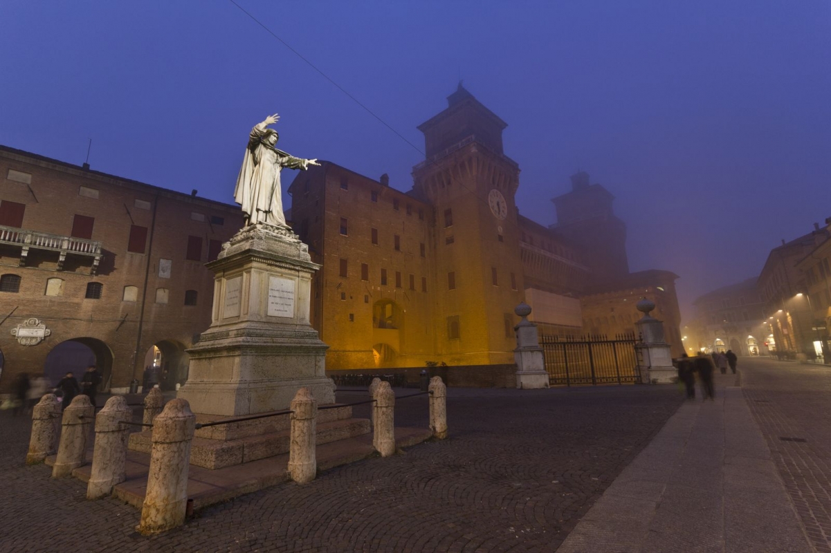 Cala la nebbia al castello estense, Il Savonarola indica la via - Nicola Bisi