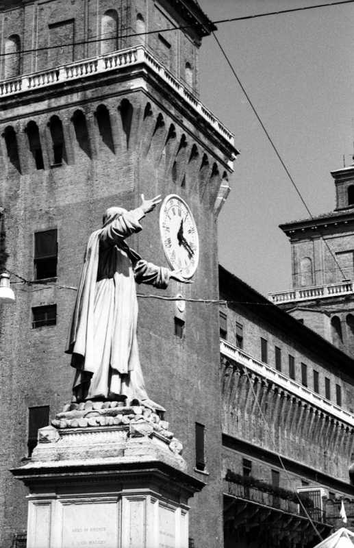 Ferrara - Castello Estense con, in primo piano, la statua di Giordano Bruno. - Emanuele Schembri