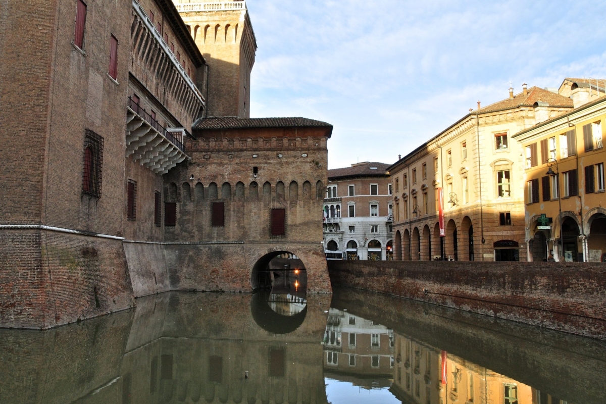 Riflessi nel fossato del Castello Estense - Ferrara - Vanni Lazzari