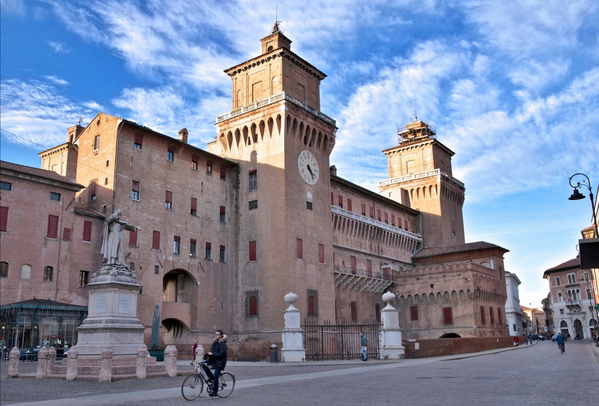 Castello Estense visto da Piazza Savonarola - Vanni Lazzari