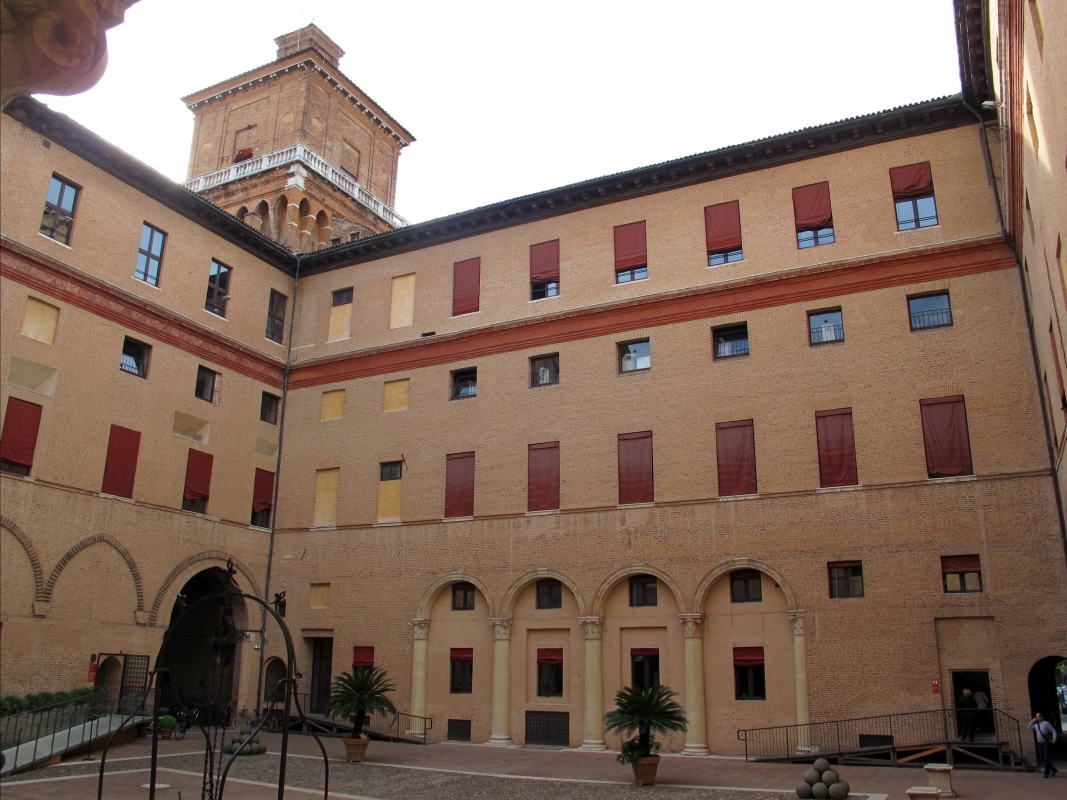 Castello estense di ferrara, ext., cortile 01 - Sailko