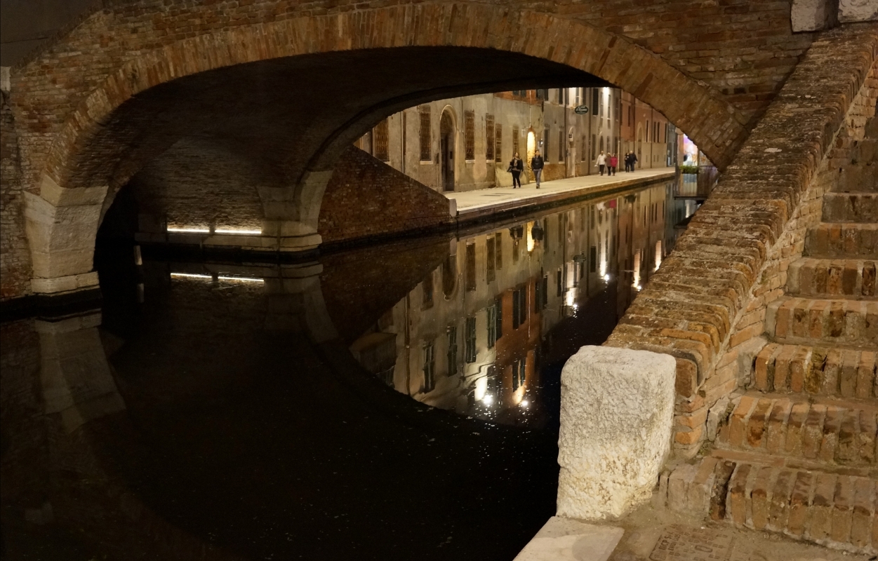 Riflessi notturni sotto il ponte degli sbirri - Comacchio - Vanni Lazzari