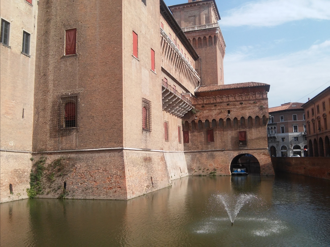 Fosso del castello Estense a Ferrara - Tommyceru
