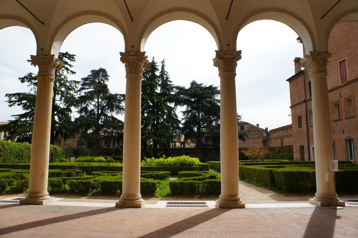 Palazzo Costabili detto di Ludovico il Moro - Loggiato esterno e giardino - Andrea Comisi