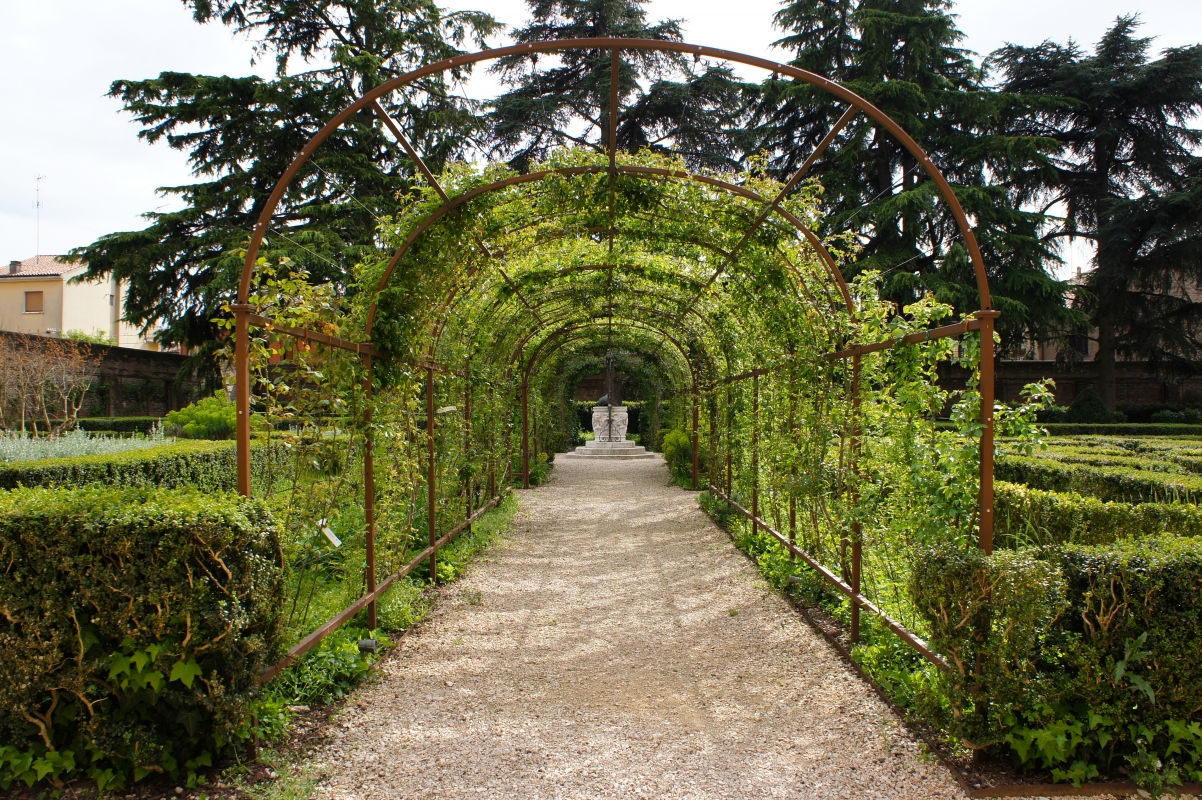 Palazzo Costabili detto di Ludovico il Moro - Passeggiata in giardino - Andrea Comisi