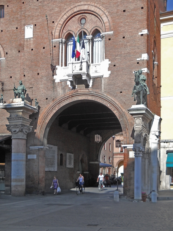 Arco palazzo municipale Ferrara - Acquario51