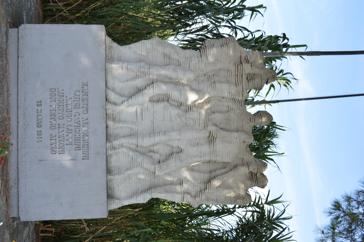 Monumento ai Martiri Macchinina - frontale - Smillallims