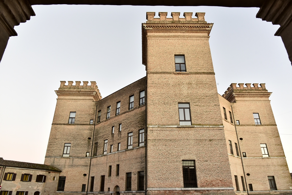 Vista del Castello, parte interna, dal Ristorante sotto i portici - Marianna57